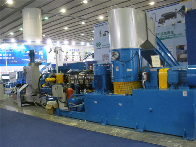 Single screw gearbox in plastic recycling equipment