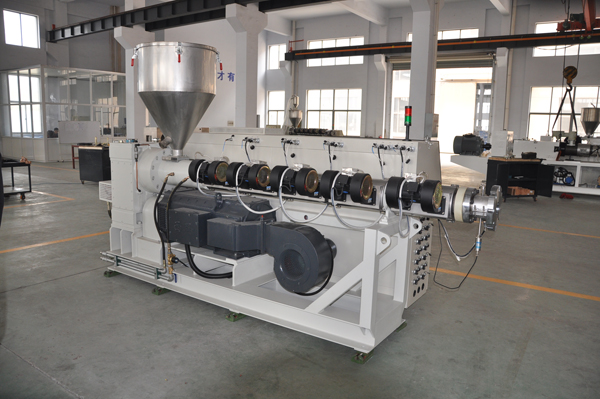 Application of single screw gearbox in pipe extruder